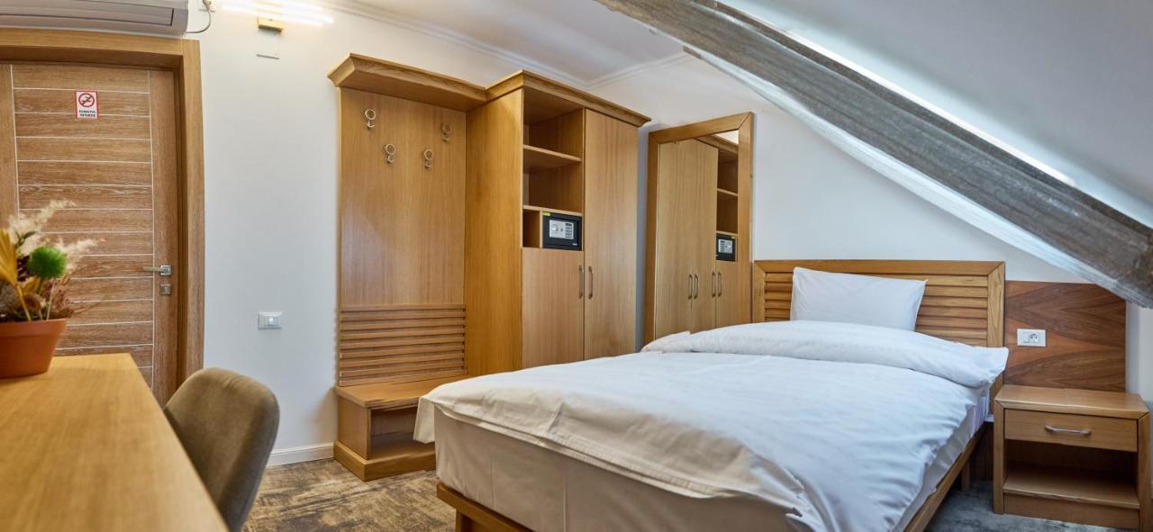 Hotel Eden ルムニク・サラト エクステリア 写真