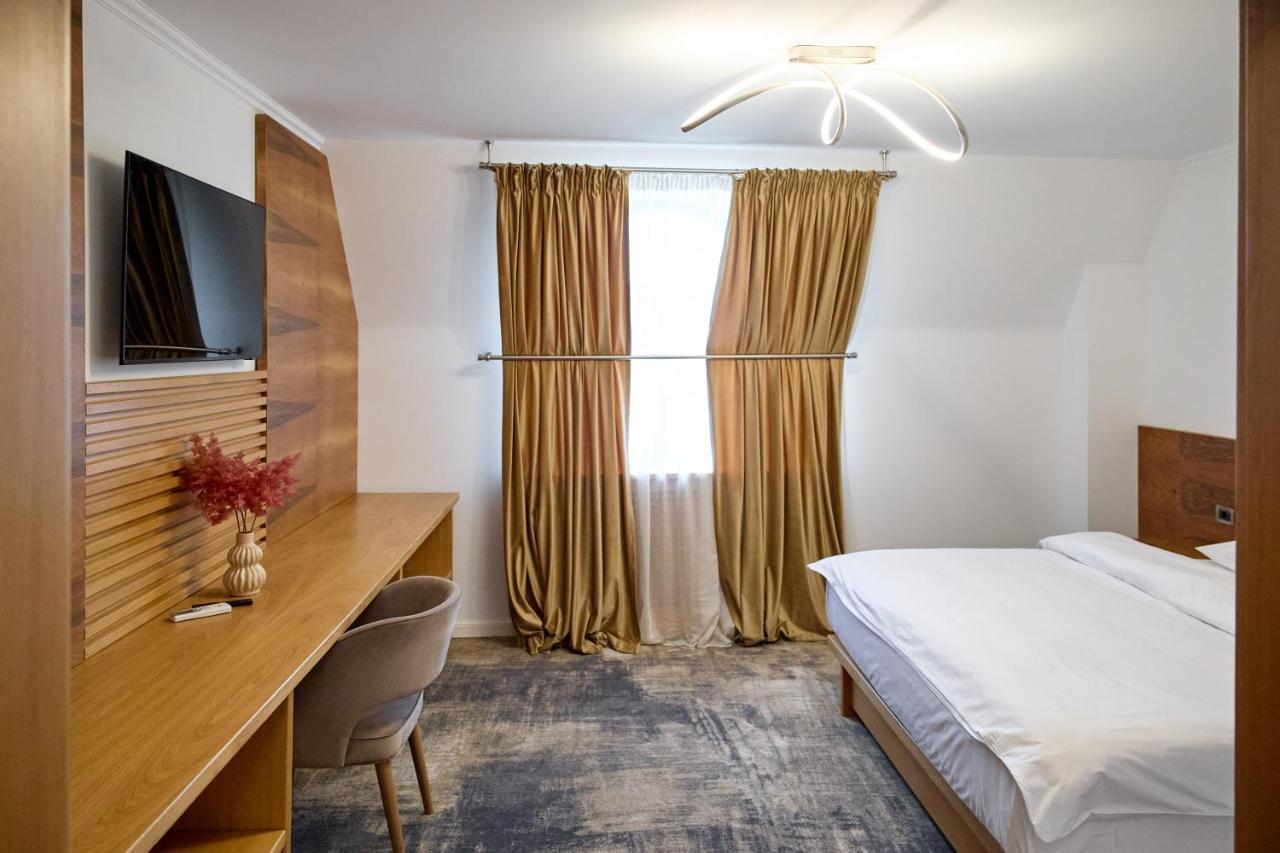 Hotel Eden ルムニク・サラト エクステリア 写真