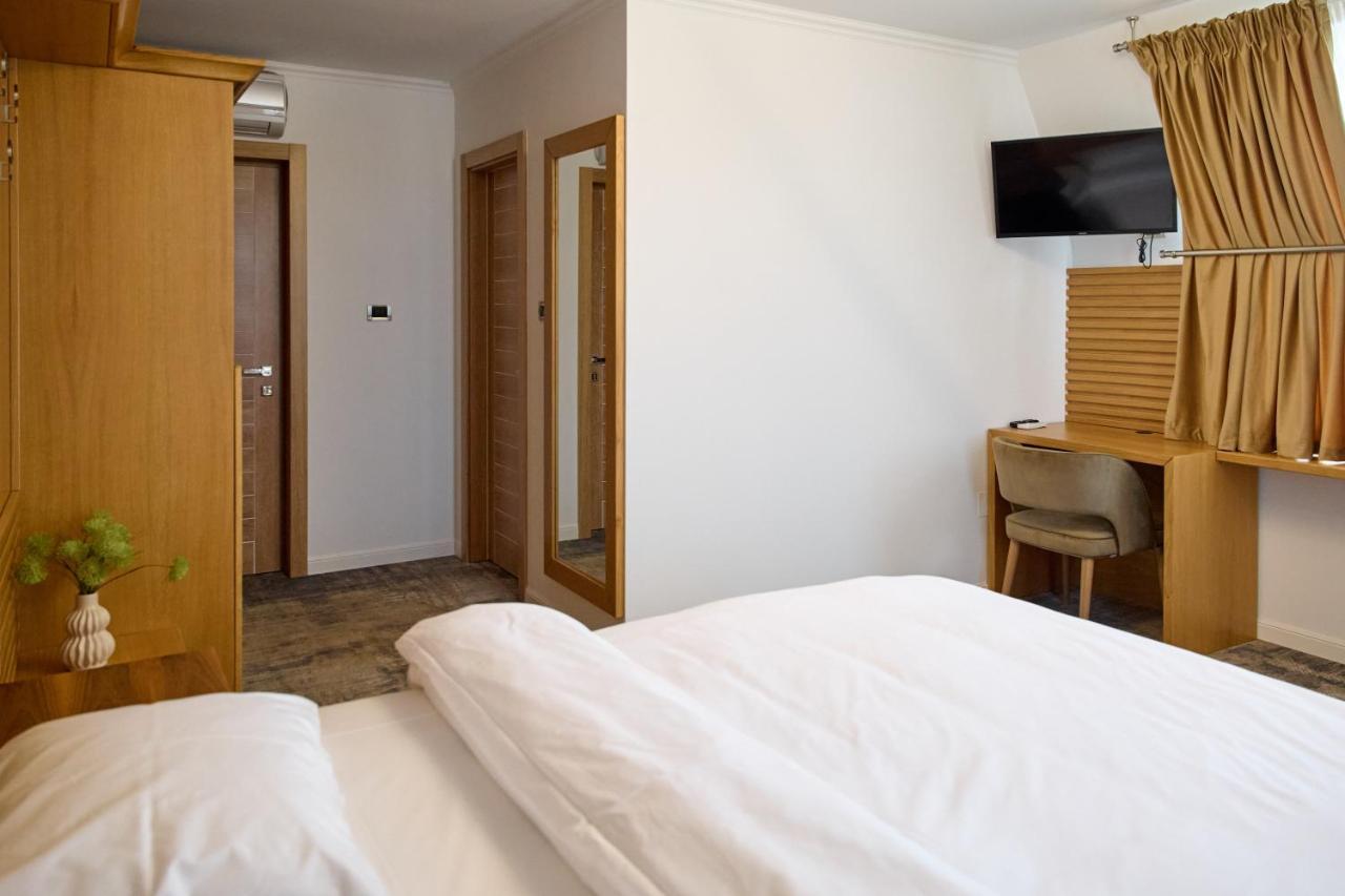 Hotel Eden ルムニク・サラト エクステリア 写真