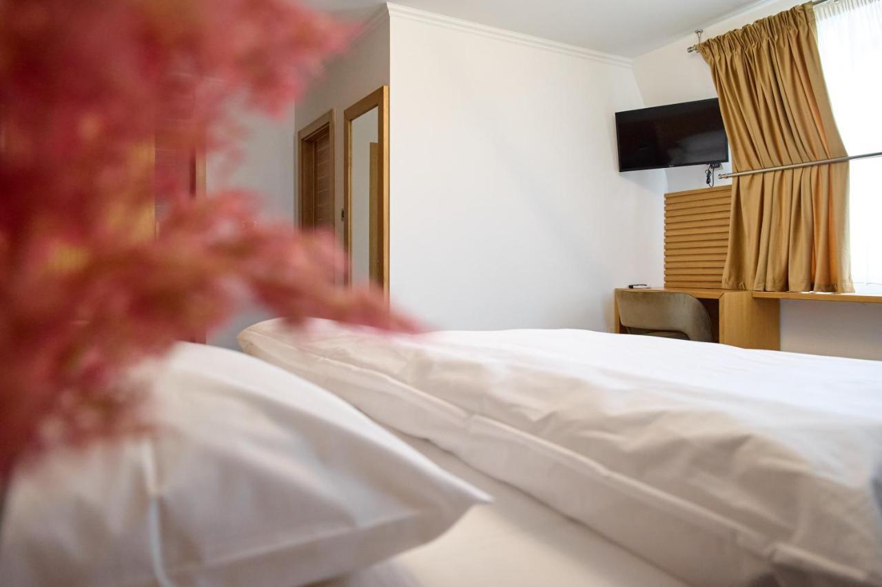 Hotel Eden ルムニク・サラト エクステリア 写真