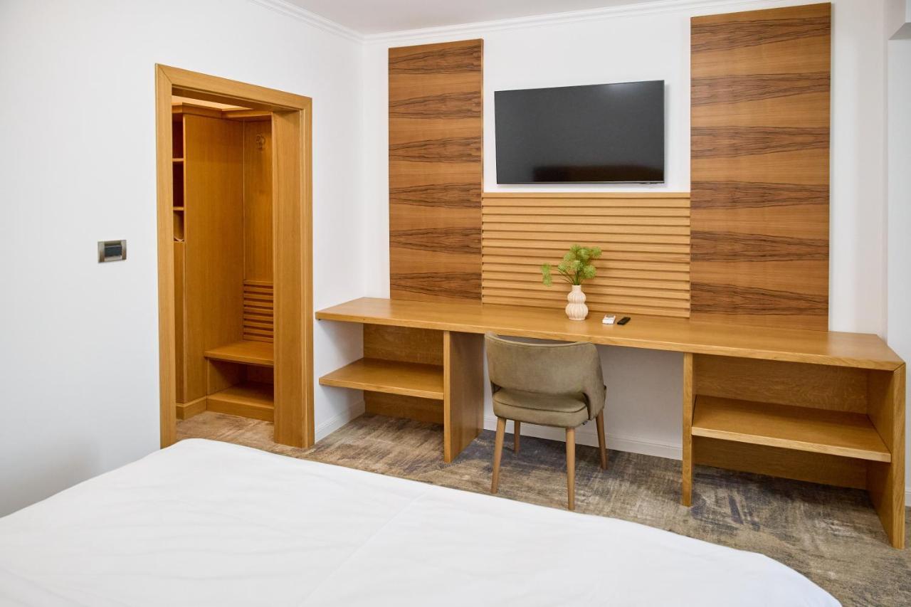 Hotel Eden ルムニク・サラト エクステリア 写真
