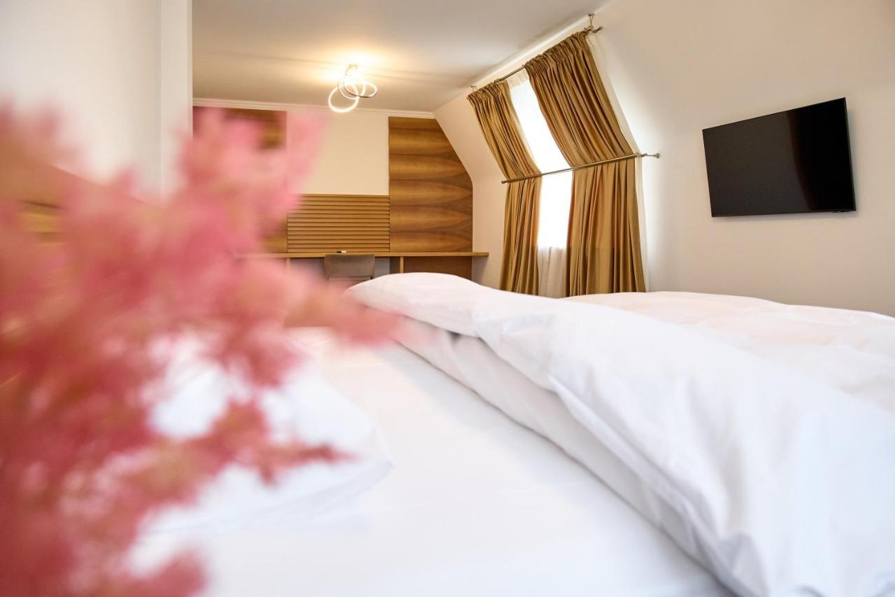 Hotel Eden ルムニク・サラト エクステリア 写真